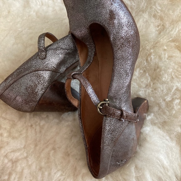 Frye Lisa T-strap Heels distressed silver/brown 8.5 - Picture 3 of 8